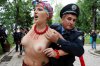 z10169420Q,Milicja-zarzuca-feministkom-zniszczenie-kompozycji.jpg