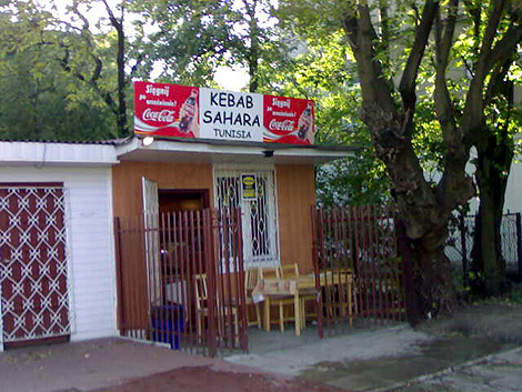 kebab_sahara_(pilsudskiego_przy_przejsciu_dla_pieszcych_vis_a_vis_gazomontazu).jpg