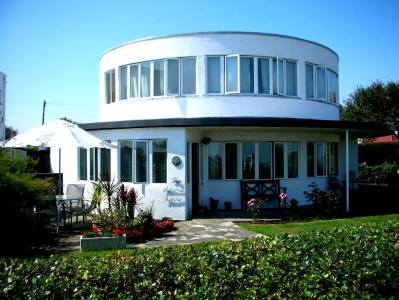 round-house-frinton-park-estate-uk.jpg