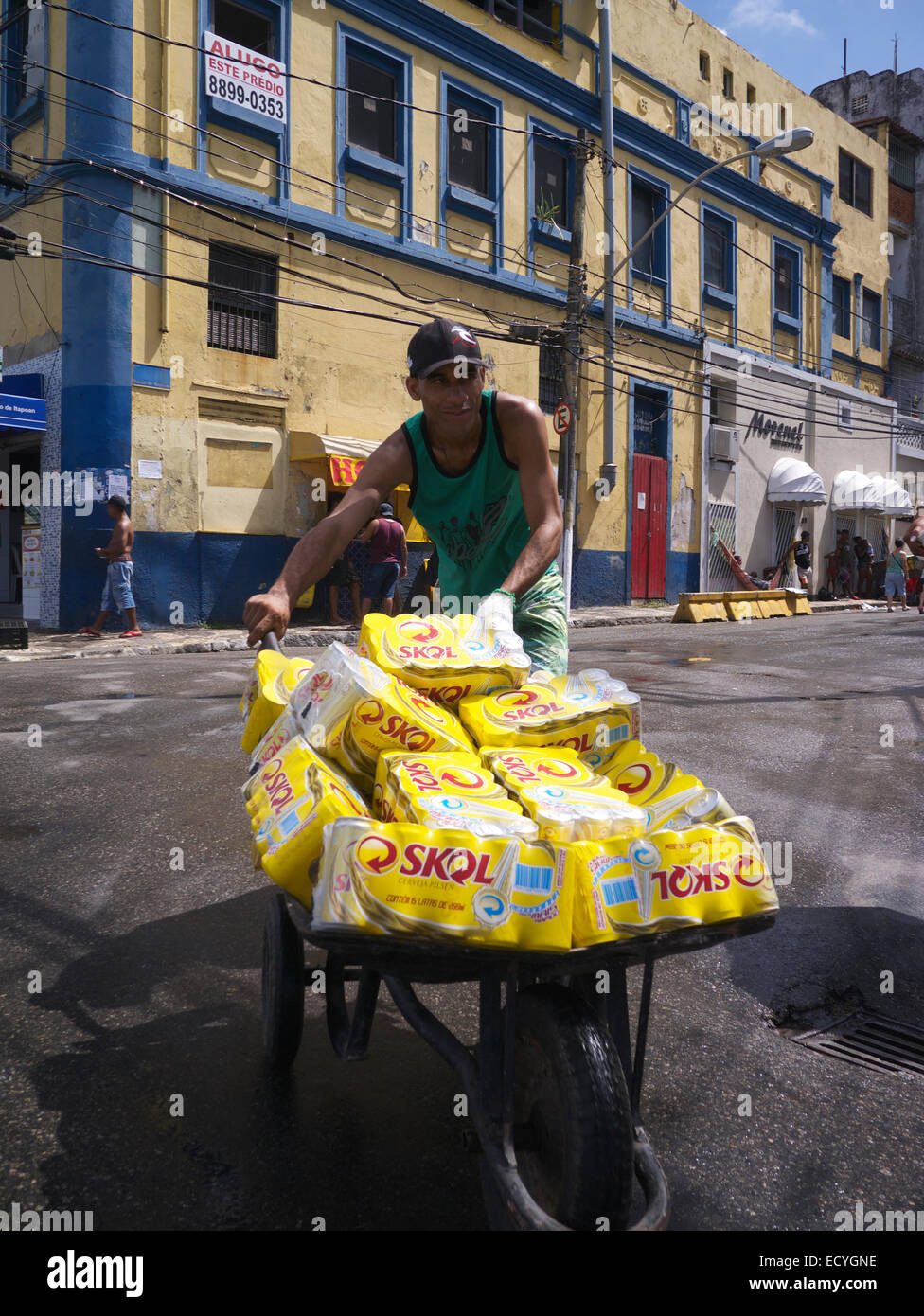 salvador-brasil-febrero-9-2013-el-proveedor-transporta-la-carretilla-de-mano-lleno-de-cerveza-de-la-marca-skol-hacia-celebraciones-de-carnaval-en-barra-ecygne.jpg