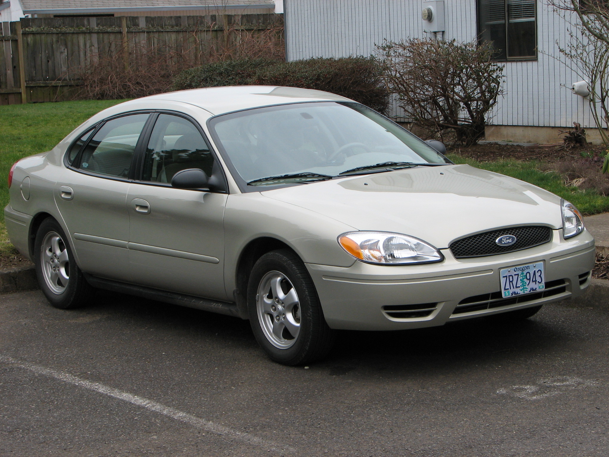 Ford_Taurus_(2005)_(photograph_by_Theo,_2006).jpg