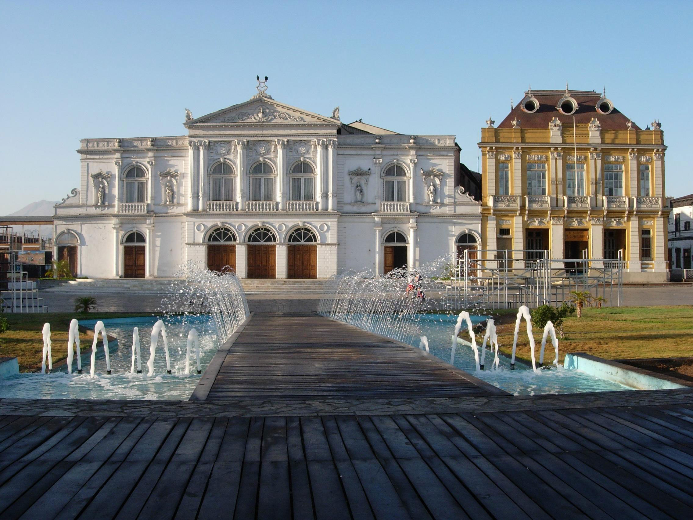 Iquique_theater.jpg