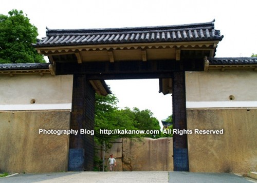 Japan-Osaka-castle-city-gate-photo-Tour-kakanowdotcom-500x357.jpg